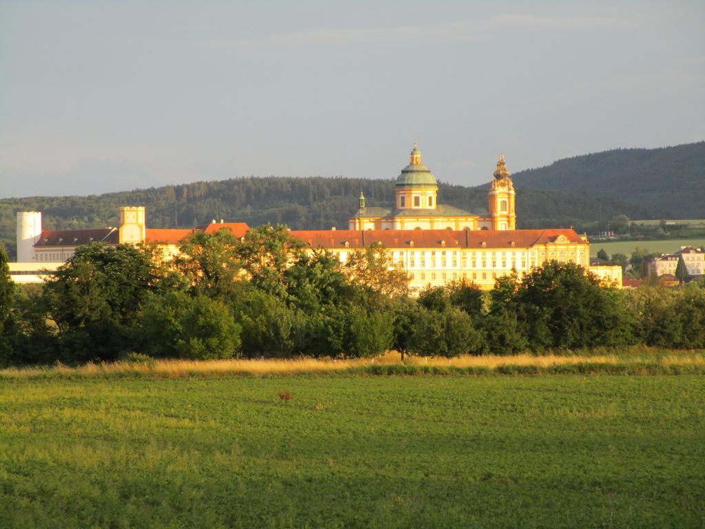 Haus Sundl - Privatzimmer Emmersdorf an der Donau Bagian luar foto