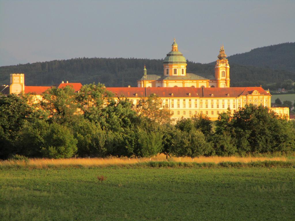 Haus Sundl - Privatzimmer Emmersdorf an der Donau Bagian luar foto